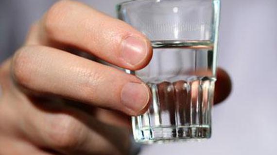 Превью картинка статьи Можно ли пить водку и другой алкоголь при пищевом отравлении