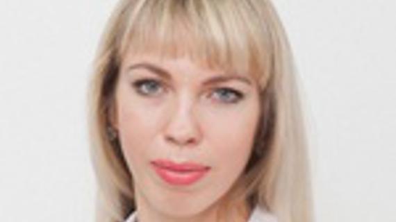 Превью картинка статьи Женщина убирает волосы за ухо что значит