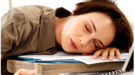 Превью картинка статьи Почему человек много спит – причины идиопатической гиперсомнии 2021